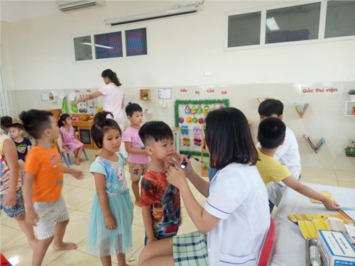 Trường mầm non Bồ Đề tổ chức khám sức khỏe lần I cho học sinh toàn trường.